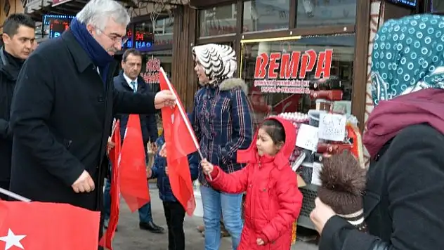 AK Parti Erzurum İl Başkanlığı'ndan vatandaşa 100 Bin Türk Bayrağı