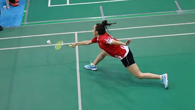 Badmintoncu Nazlıcan İnci,  turnuvadan madalyayla döndü