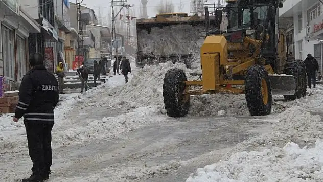Başkale Belediyesinden kar temizleme çalışması