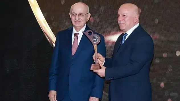 Başkan Sekmen 'Yılın En Başarılı Büyükşehir Belediye Başkanı' seçildi