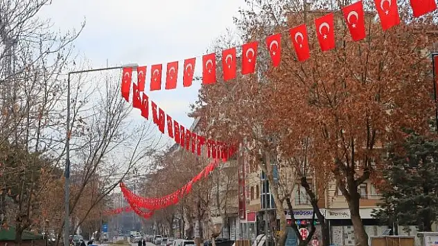 Battalgazi Belediyesi vatandaşlara bayrak dağıttı