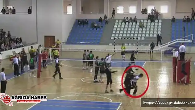 Bingöl'de Oynanan Voleybol Maçında Sahaya Bıçakla İndi!