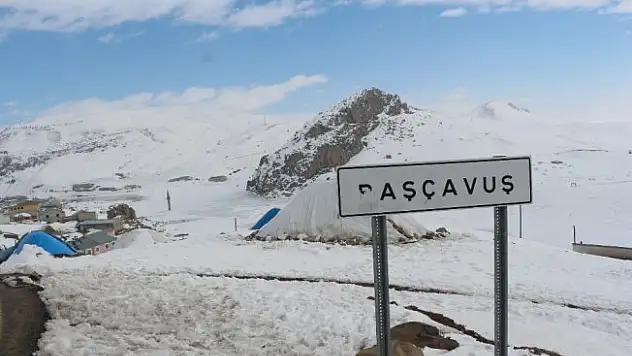 Ağrı Yazıcı Barajında Buzlar Arasında ayakta duran Minare