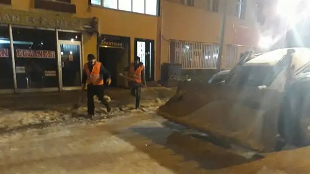 Çaldıran'da buz kütleleri temizleniyor