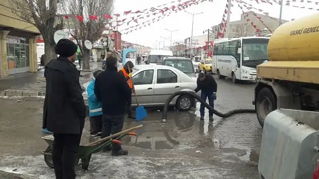 Çaldıran'da kar ve kar suyu temizleme çalışması