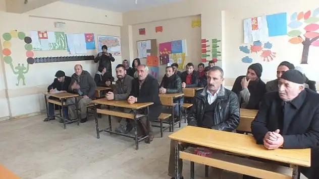 Çocukların ders gördüğü sıralarda köyün sıkıntılarını dile getirdiler