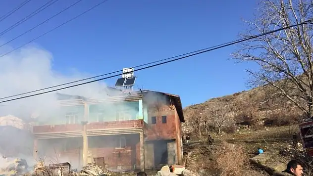Elazığ'da çatı yangını