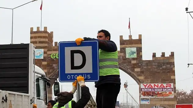 Erciş'te trafik levhaları yenilendi