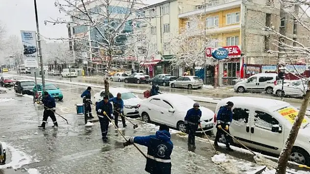 Erzincan belediyesinin 24 saatlik kar mesaisi