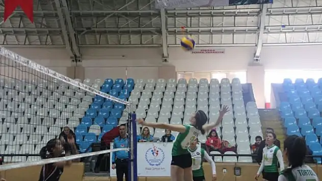 Erzincan'da büyük kızlar voleybol müsabakaları başladı