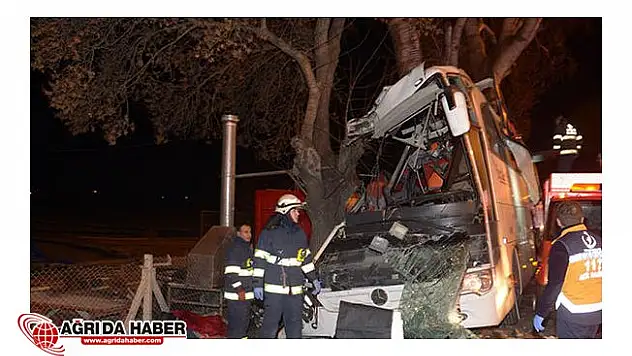 Eskişehir'de Otobüs Ağaca Çarptı : 11 Ölü 44 Yaralı