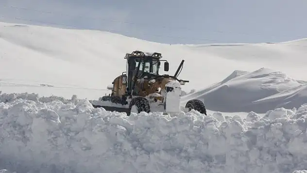 Hakkari'de 16 köy ile 37 mezra yolu kapandı