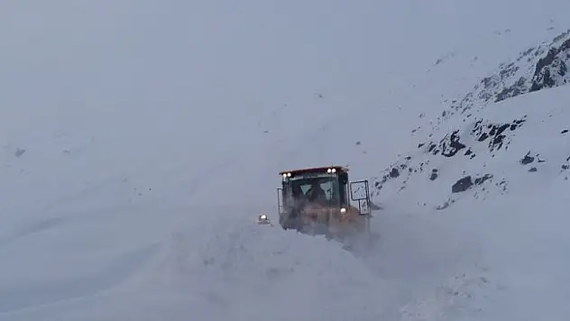 Hakkari'de 6 köy, 26 mezra yolu kapandı