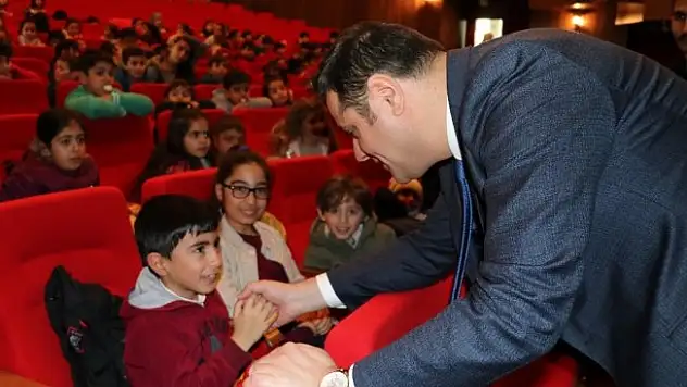 İpekyolu Belediyesinden öğrencilere karne hediyesi