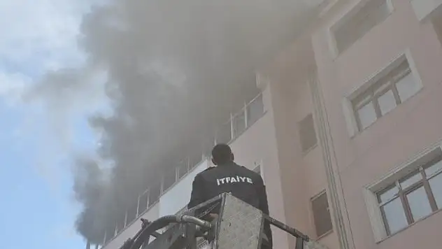 Kars'ta 5 katlı binada çıkan yangın paniğe neden oldu
