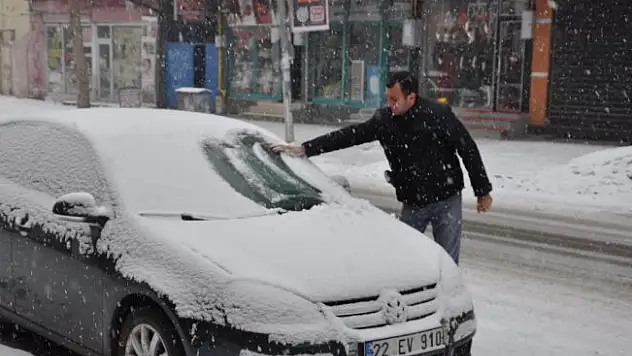 Kars'ta yoğun kar yağışı etkili oluyor