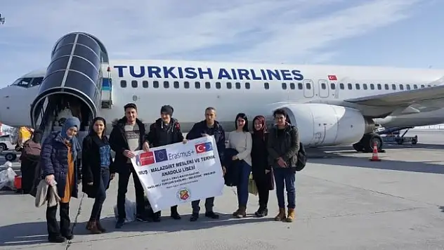 Malazgirtli öğrenciler yurtdışına gitti