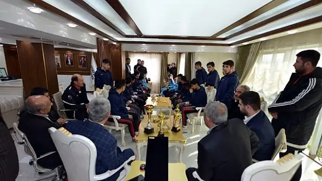 Polat, Yeşilyurt Belediyespor'un başarılı sporcularını ağırladı