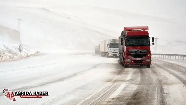 Tendürek Geçidinde Kar ve Tipi Ulaşımı Engelledi
