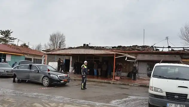 Vali Arslantaş, yangın yerinde incelemelerde bulundu