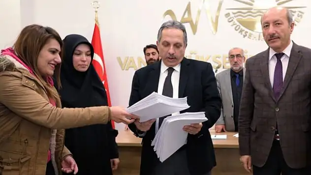 Van'da 'Pembe Otobüs' için imza kampanyası