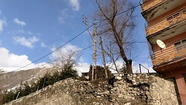 Yağışlara dayanamayan istinat duvarı çöktü