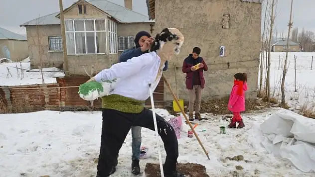 Yüksekova'da kardan Seyit Onbaşı heykeli