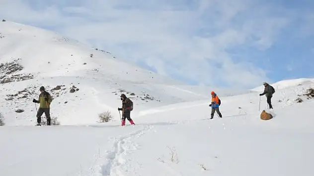 Yüksekova'nın karlı dağlarında doğa yürüyüşü