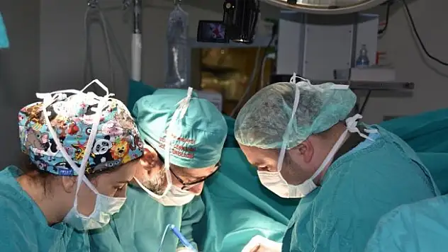 2 günlük bebeğe başarılı ameliyat