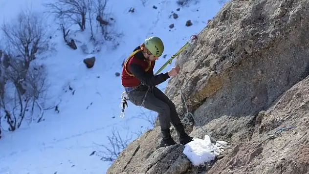Hakkari'de 3 liseli gencin dağcılık başarı hikayesi