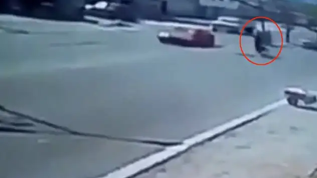 Açık rögar motosikletliyi canından ediyordu.