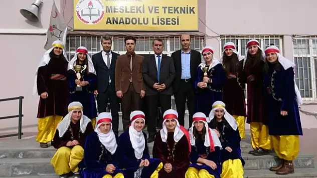 Adilcevaz halk oyunları ekibi il birincisi oldu