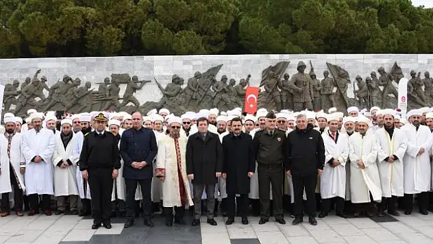 Afrin'deki Mehmetçikler için Şehitler Abidesi'nde dua