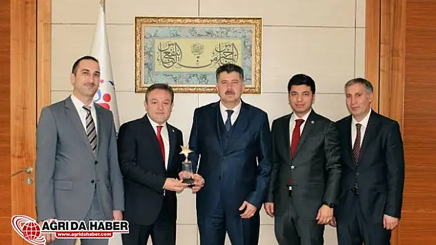 Ağrı Gençlik Merkezi Ödülünü Aldı