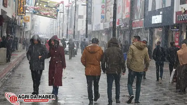 Ağrı'da Karla karışık Yağmur etkili oluyor