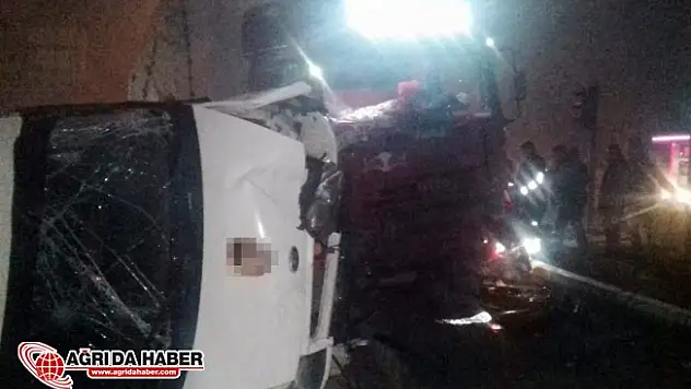 Ağrı'da Trafik Kazası: Tır Minibüsü Ezdi!