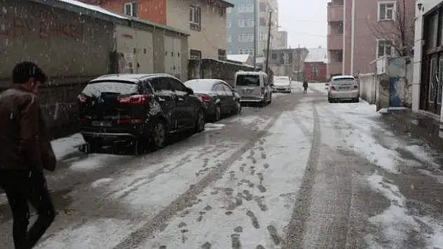Ağrı'da kar yağışı etkili oluyor
