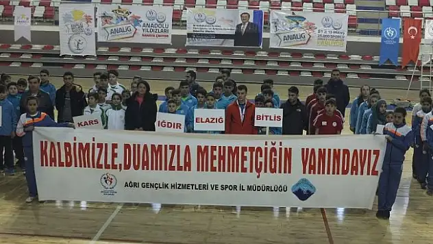 Ağrı'da sporculardan Mehmetçiğe anlamlı destek