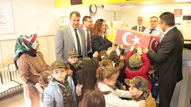 Anaokulu öğrencilerinden Mehmetçiğe moral hediyesi