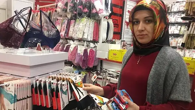 Annesi hırsızlık yaparken utancından yüzünü gizledi