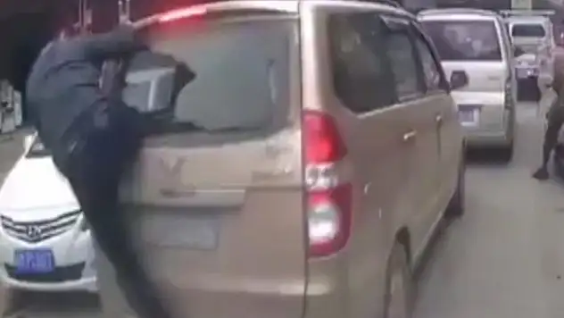 Araca kung fulu saldırı kamerada