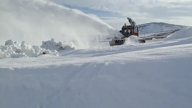 Ardahan'da kar ve tipi nedeniyle kapanan yollar ulaşıma açıldı