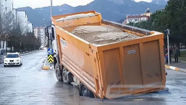 Asfalt çöktü, kamyon çukura düştü