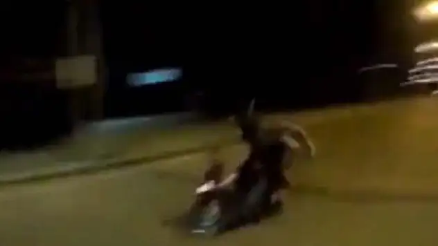 Aşırı süratli motosiklet polise çarptı