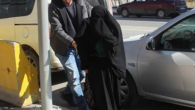 Aşkı için çarşaf giyerek kadın kılığına girdi