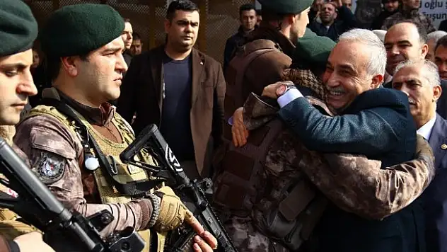 Bakan Fakıbaba Afrin'e giden PÖH'leri sarılarak uğurladı