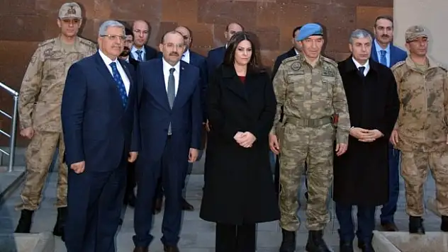 Bakan Sarıeroğlu'ndan 10. Komando Tugayına taziye ziyareti