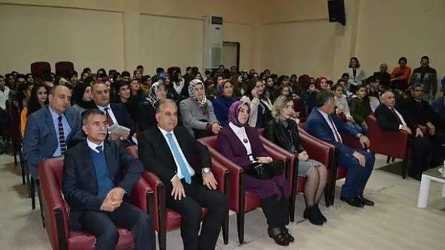 Başarılı öğrenciler için karne kutlama programı