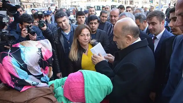 Başbakan Yardımcısı Fikri Işık esnafı ziyaret etti