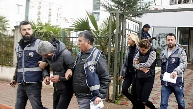 Başındaki kasketi çıkarttı, polis düğmeye bastı